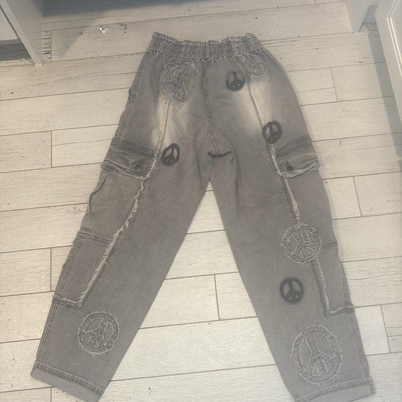 Oli & Hali Gray roomy Jeans with Distinctive Peace Designs - Picture 2 of 8